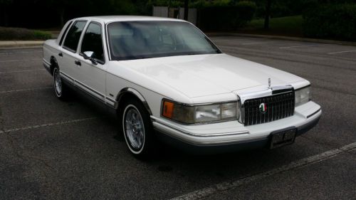 Purchase used 1994 Lincoln Town Car Signature Series in United States