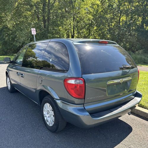 2006 chrysler town &amp; country low 66k miles 1 owner clean carfax non-smoker