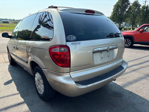 2005 chrysler town and country base 4dr mini van