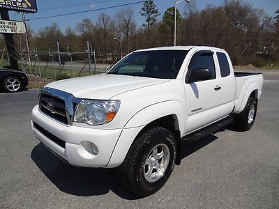 Very nice tacoma sr5 4x4 ****flood car***