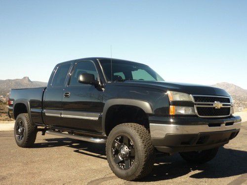 Black beauty! 07 silverado 1500 z71 4x4 premium wheels excellent condition!