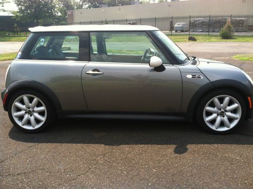 Very nice 2003 mini cooper s 6 speed!