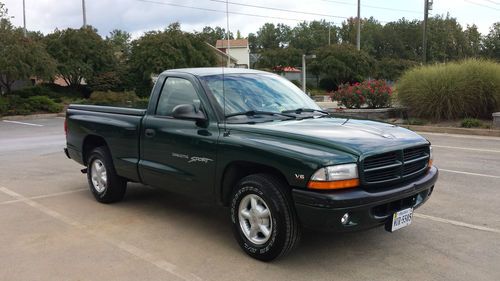 Dodge dakota sport pickup truck (super low miles, new tires)