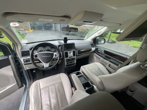 2010 chrysler town &amp; country touring plus