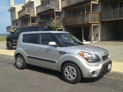 2012 kia soul base hatchback 4-door 1.6l