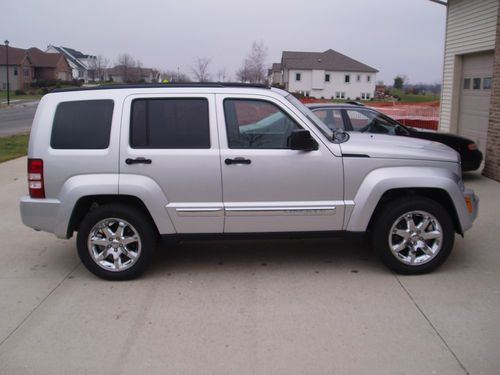 Jeep liberty ltd 2008 automatic, 4 wheel drive, htd leather seats, nav