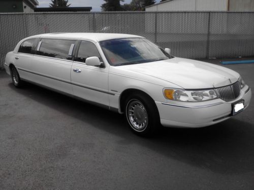 Lincoln town car 2001 - 6 passenger limousine - excellent condition