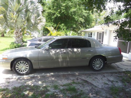 2003 lincoln town car executive sedan 4-door 4.6l