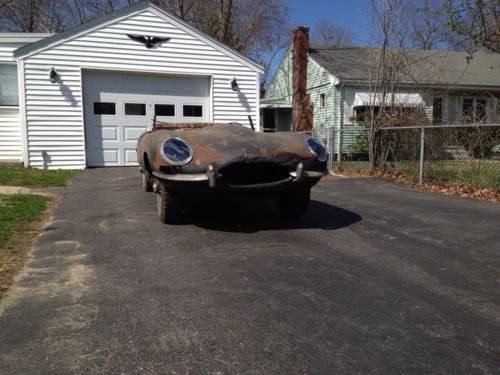 Jaguar e-type roadster for restoration