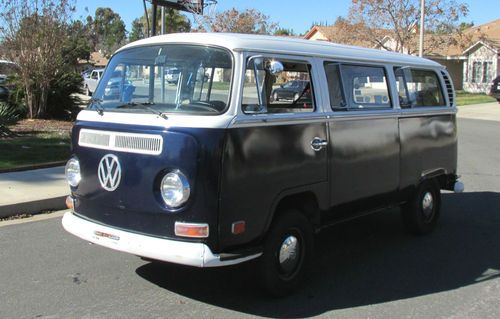 Volkswagen 1971 deluxe passenger bus