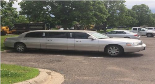 2001 lincoln town car limousine