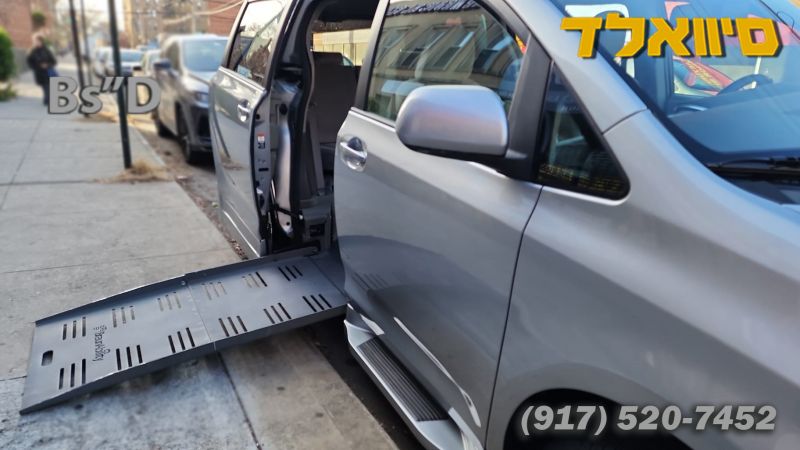 2016 toyota sienna le wheelchair accessible mobility van<br />
only 23,205 az miles!