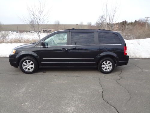 &#039;10 chrysler town and country! like new 19k miles! save thousands!  no reserve!