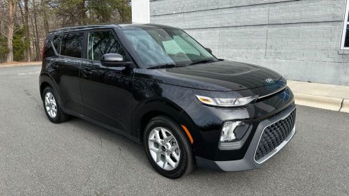 2021 kia soul lx / radio display / 4cyl engine / carpet floor ma