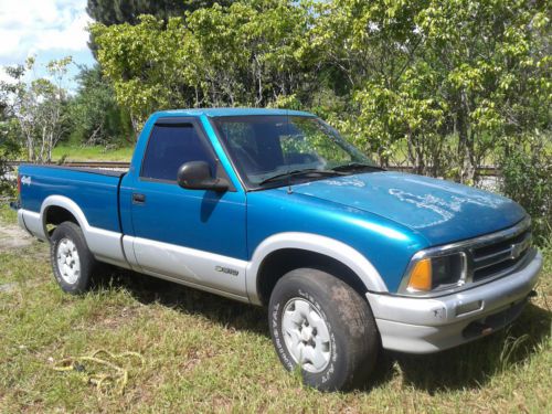 1994 chevrolet s10 base standard cab pickup 2-door 4.3l 4x4 rare little truck