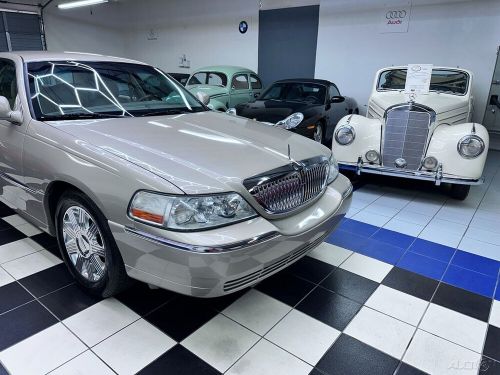 2004 lincoln town car ultimate - 64k miles - amazing condition !!