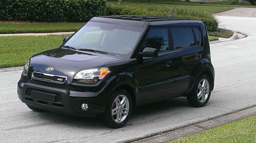 2010 kia soul hatchback 4-door 1.6l    10,600 miles!     31mpg    must see!