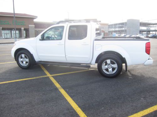 2006 nissan frontier le crew cab pickup 4-door 4.0l white w/ tow package 119k