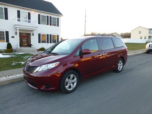 2011 toyota sienna le mini passenger van 5-door 3.5l