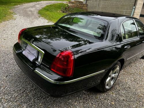 2006 lincoln town car designer