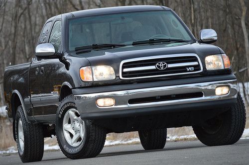 Sell used 2002 TOYOTA TUNDRA ACCESS CAB SR5 V8 LOADED CLEAN CARFAX NEW