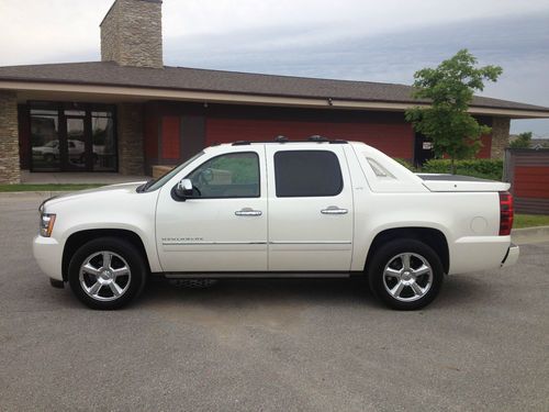 White diamond 2011 chevrolet avalanche ltz pristine 30k miles loaded look!!