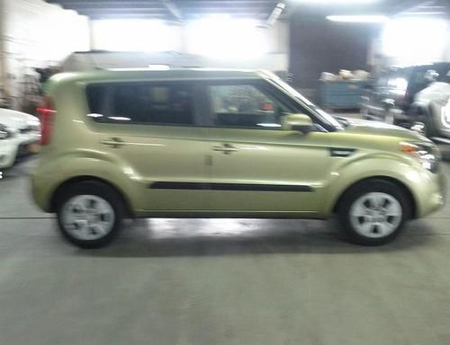 2012 kia soul base hatchback 4-door 1.6l