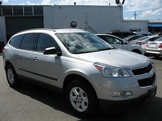 2011 chevrolet traverse ls third seat 28302 low miles cloth seats very clean