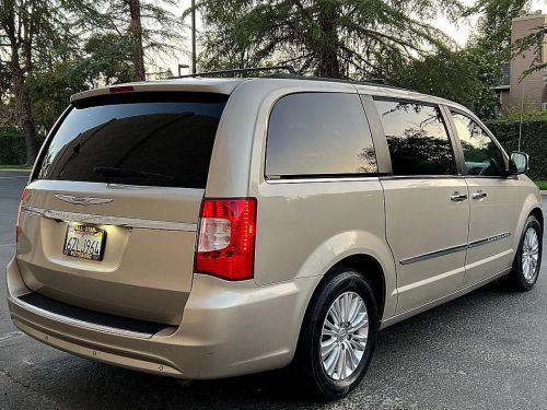 2012 chrysler town &amp; country touring-l