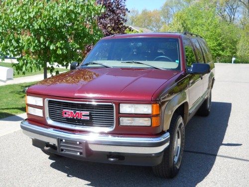 Gmc suburban 1500 350 c.i. 4 wheel drive    nice!!!!