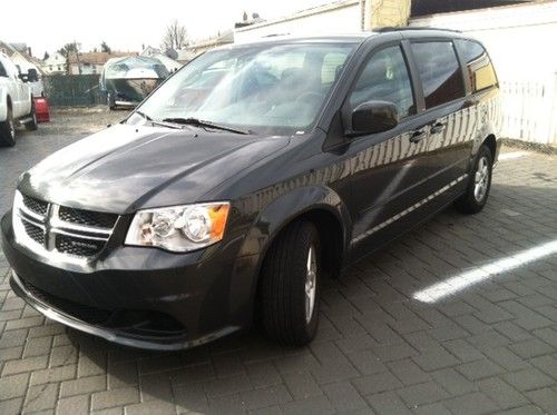 2012 dodge grand caravan sxt with 23k no reserve must go !!