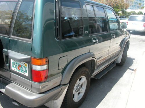 1995 isuzu trooper  5 sp manual,  hitch,roof  rack, lots more !!!!!!!!!