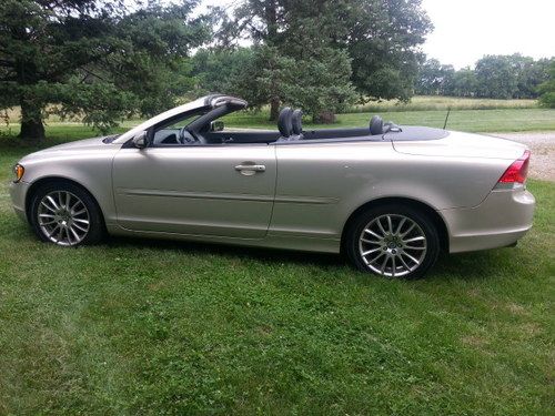 2006 volvo c70 t5 convertible 2-door 2.5l near perfect condition