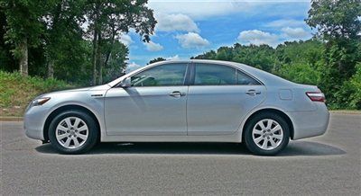 Camry hybrid xle, leather, moonroof, looks and drives like new, needs nothing!