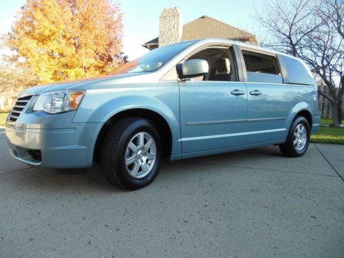 Hop in and drive 2009 town &amp; country touring 3.8 l  v6