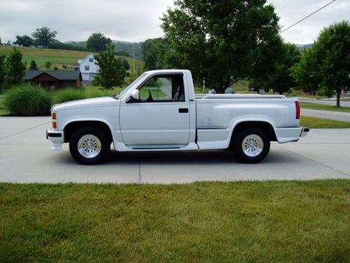 1993 chevrolet 1500 silverado . 1 family owned. 350 v8 . show truck ..