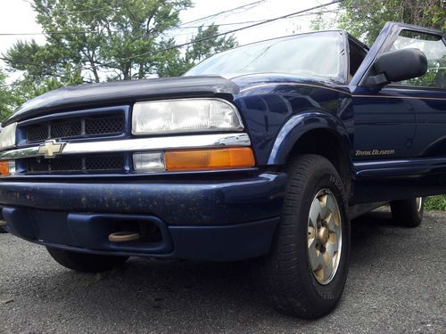 01 chevy blazer trailblazer 4door, blue, 4.3l, onstar, leather,great condition