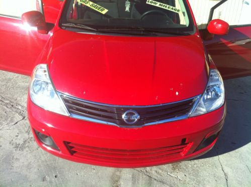 Nissan versa 2010 red