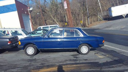 1983 mercedes 240d 106,000 kilometers (77k miles) 4spd, zero rust, almostperfect