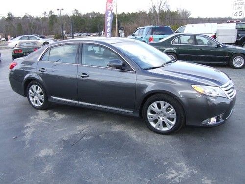 2012 toyota avalon roof leather back up camera warranty nice!