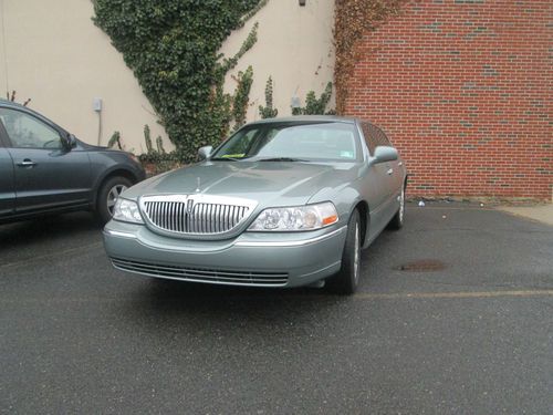 Beautiful light green towncar signature series with less then 49,900 miles.