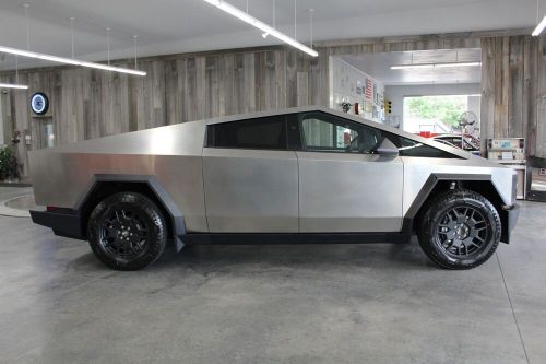 2024 tesla cybertruck 1 owner