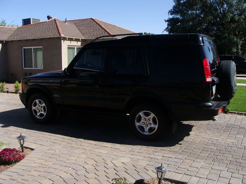 Black land rover discovery 4door