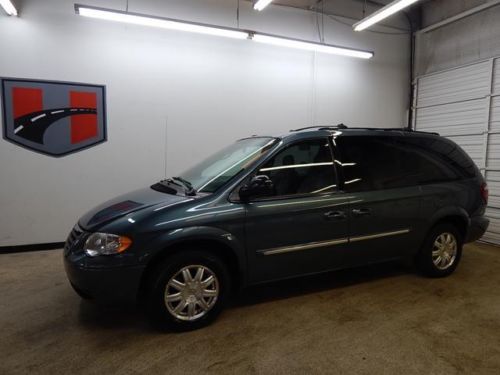 2005 chrysler town &amp; country touring