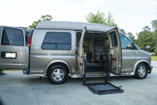 Chevrolet 1500 express mobility van / wheelchair lift