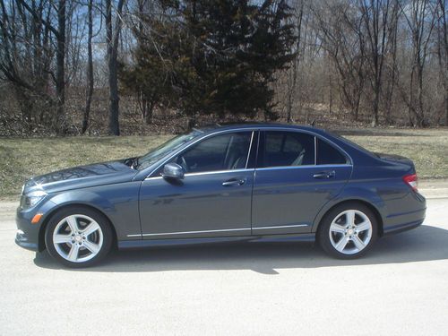 Moon roof, leather seats, 4 door sedan, 280hp v6, 6speed trans, clean carfax.