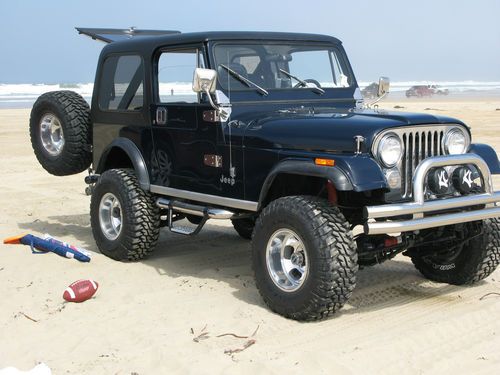 1982 cj7, lifted, dark blue, extra clean.