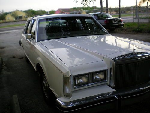 Classic original paint 84 lincoln town car 59000 act miles mint interior &amp; top