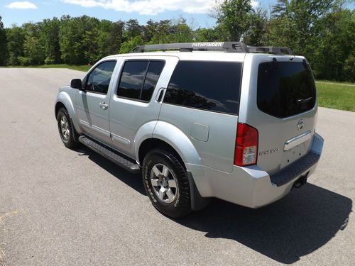 Super clean 2006 nissan pathfider se  4x4  low miles  factory moonroof