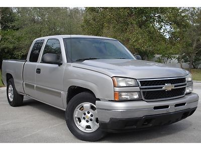 06 silverado ls 4.8l v8, ext cab 4 doors,  aut trans, bed liner, no reserve.